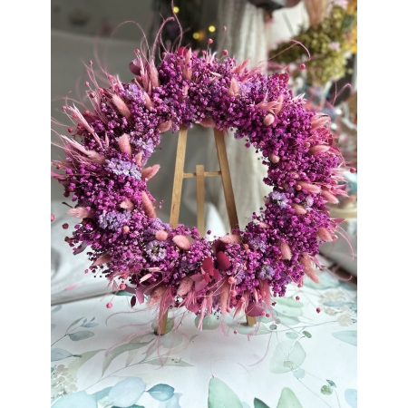 Wianek z różowej gipsówki