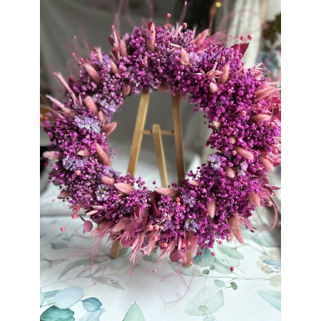 Wianek z różowej gipsówki