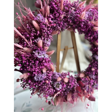 Wianek z różowej gipsówki