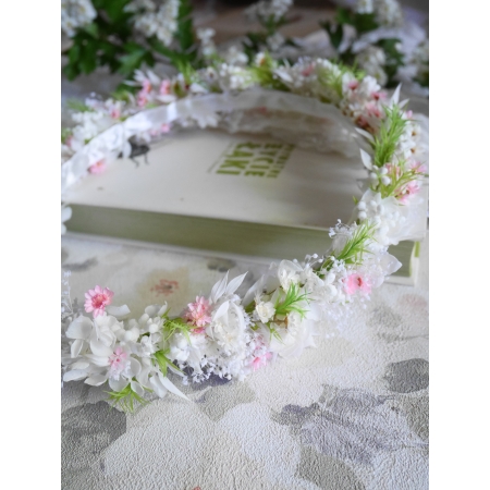 Wianek komunijny z suszonych i stabilizowanych roślin